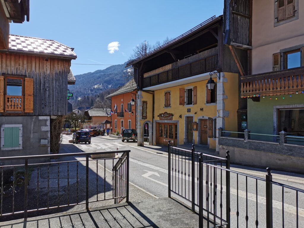 Morillon village selon la météo du jour