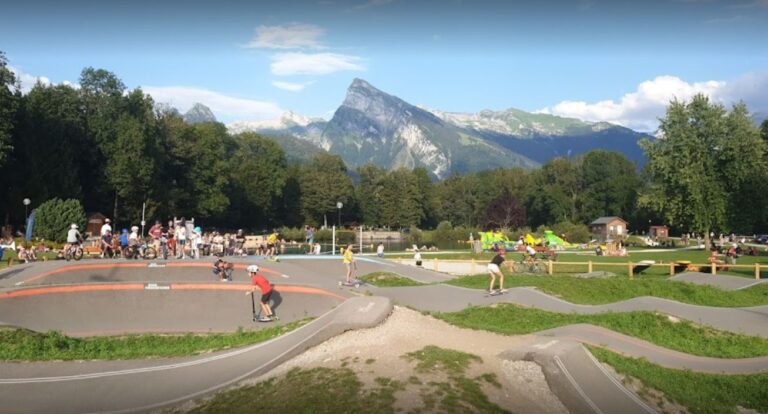 VTTiste au Bike Park de Morillon avec ciel changeant, avant de vérifier terrain, adhérence et risque d’orage.
